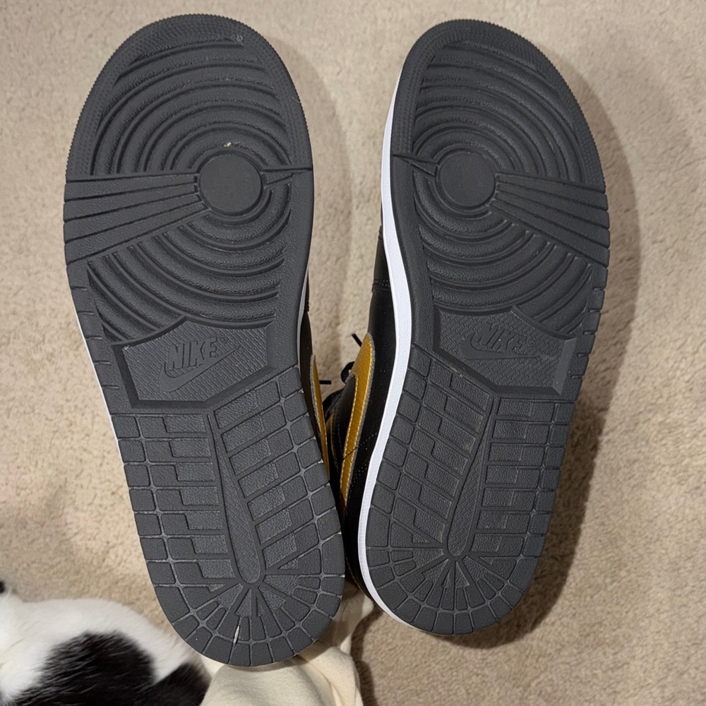 Nike Men's Black and Gold Air Jordan Sneakers - Picture 8 of 8